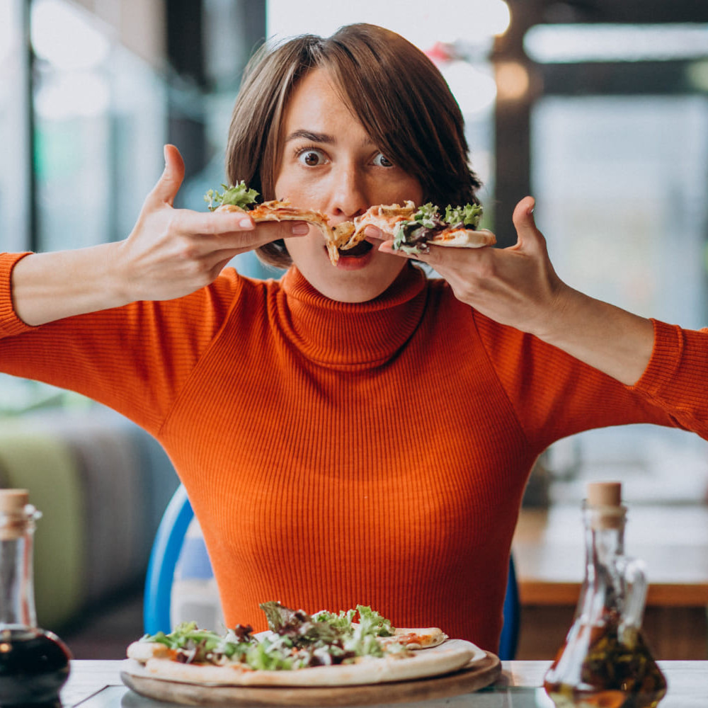 Emocjonalne jedzenie – osoba sięgająca po jedzenie pod wpływem stresu