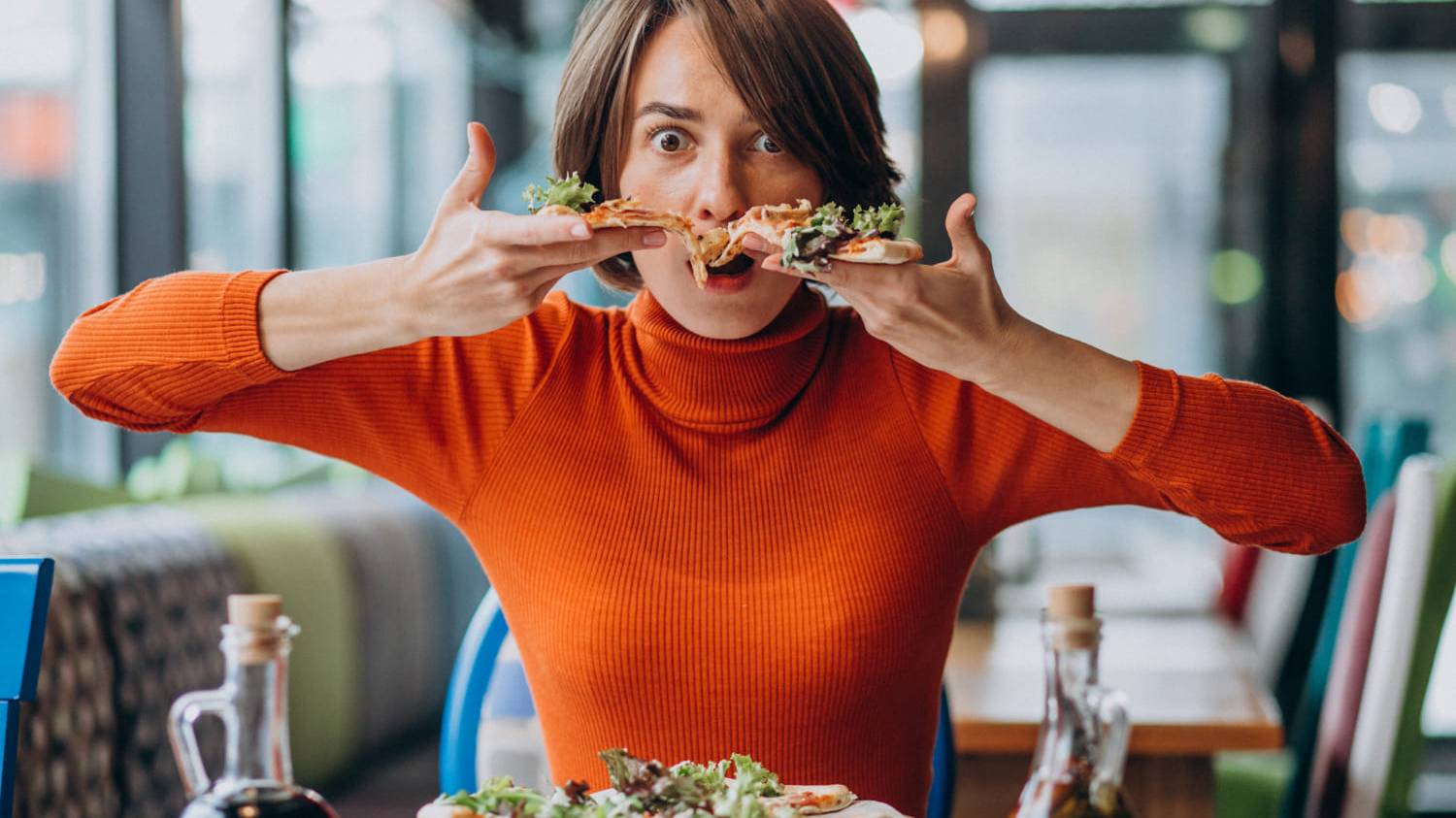 Emocjonalne jedzenie – osoba sięgająca po jedzenie pod wpływem stresu