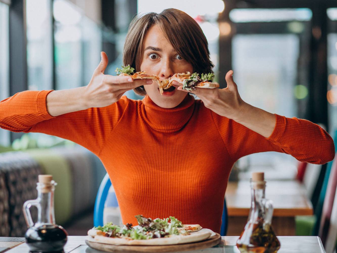 Emocjonalne jedzenie – osoba sięgająca po jedzenie pod wpływem stresu